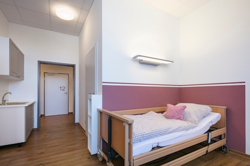 B1_AMADEA_Bed_Licht und Farbe im Bewohnerzimmer